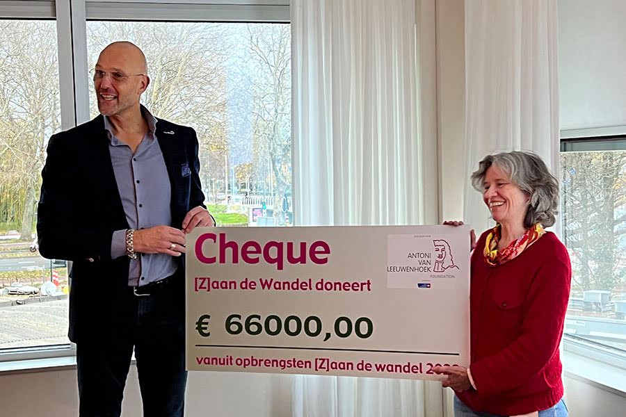 [Z]aan de Wandel doneert cheque voor borstkankeronderzoek